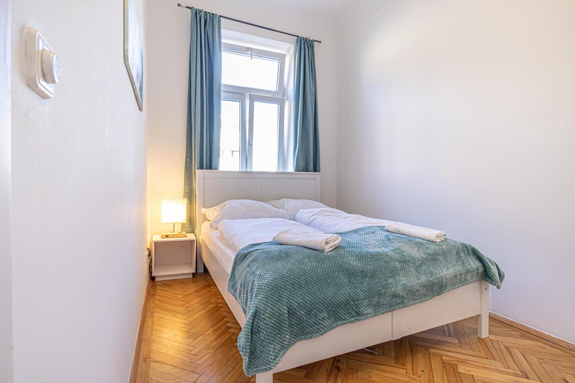 Apartment Chic: Spacious 2 Bedroom Hideaway With Local Flair *