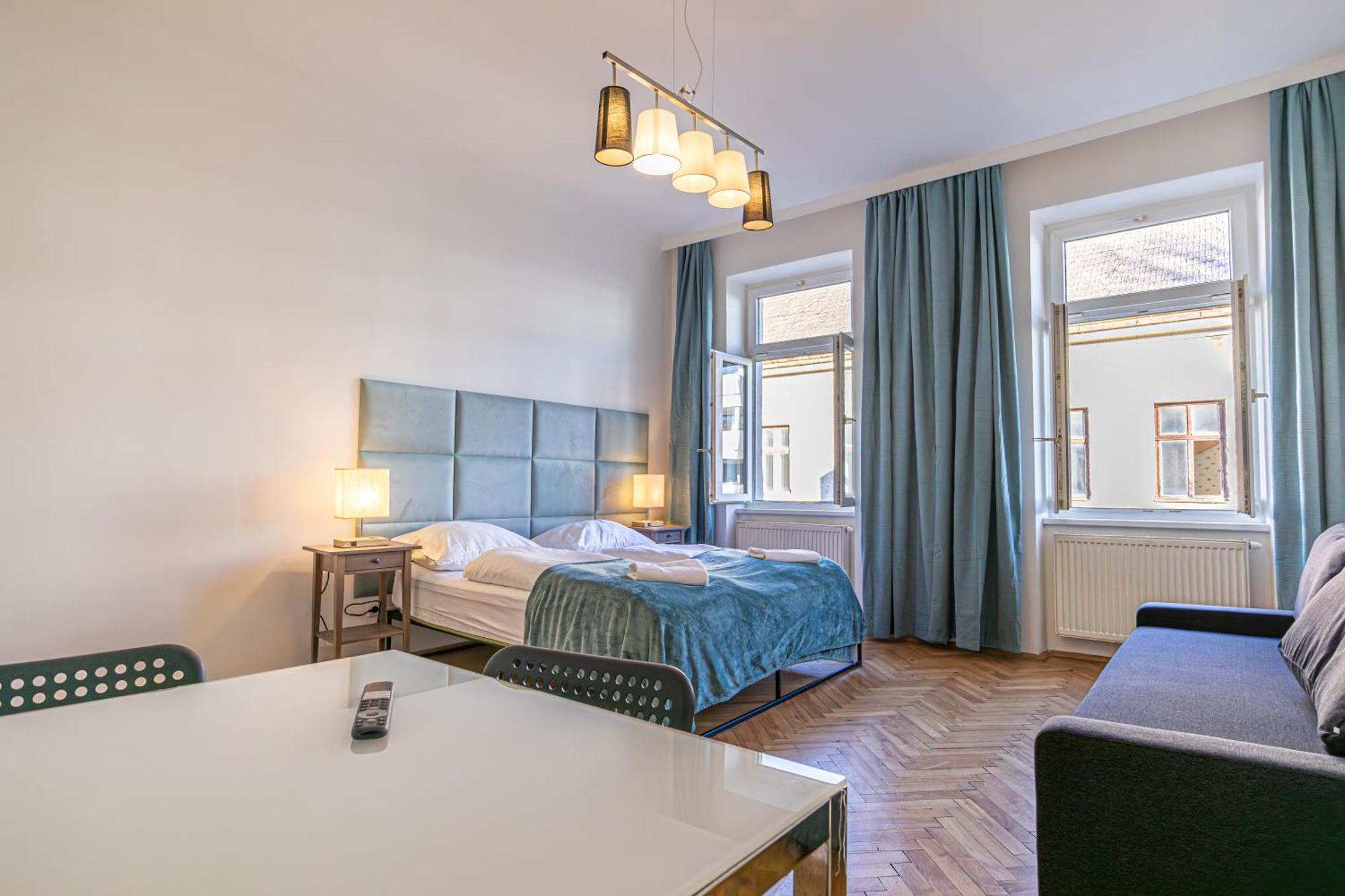Chic: Spacious 2 Bedroom Hideaway With Local Flair Apartment *