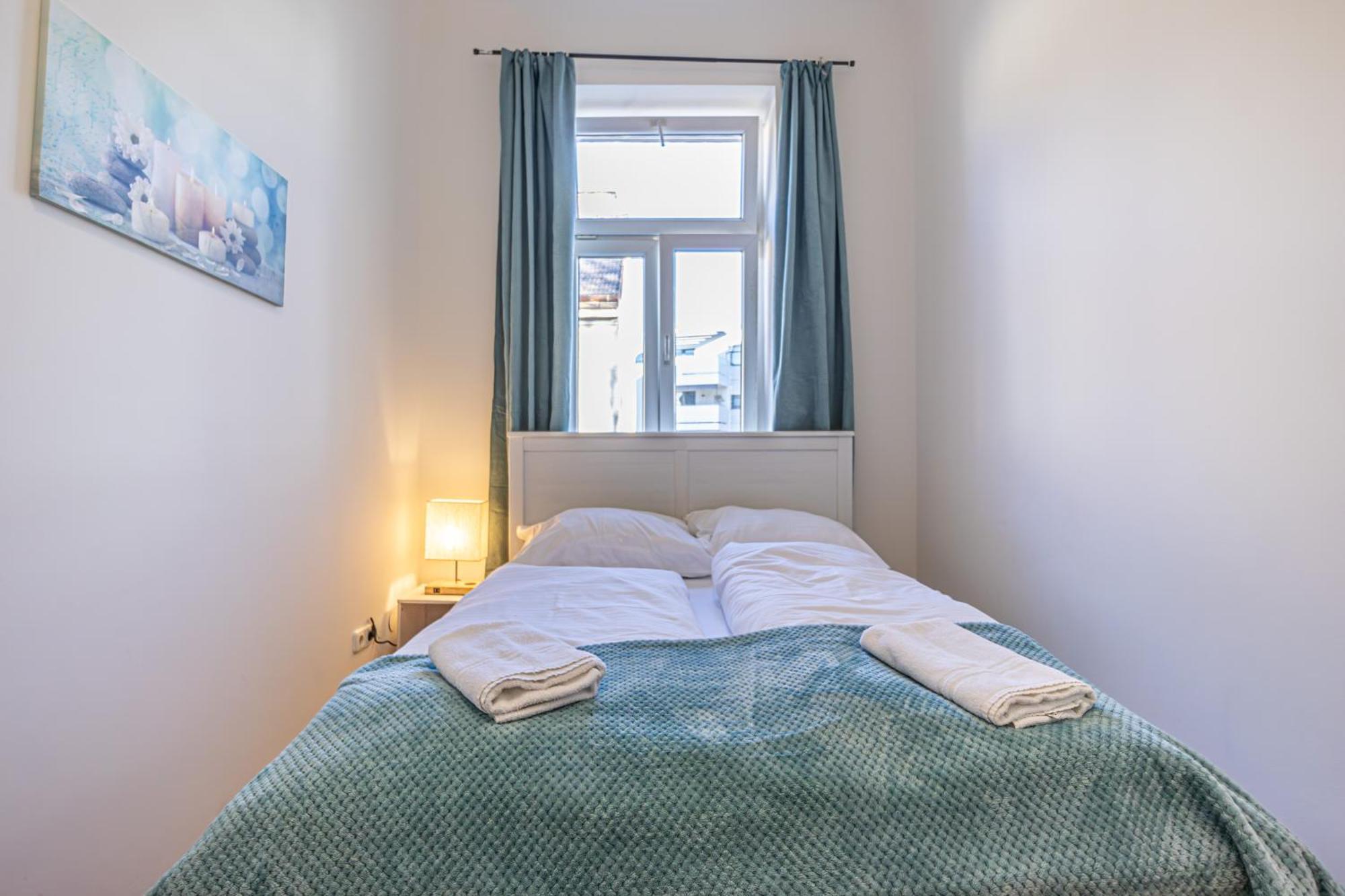 Apartment Chic: Spacious 2 Bedroom Hideaway With Local Flair