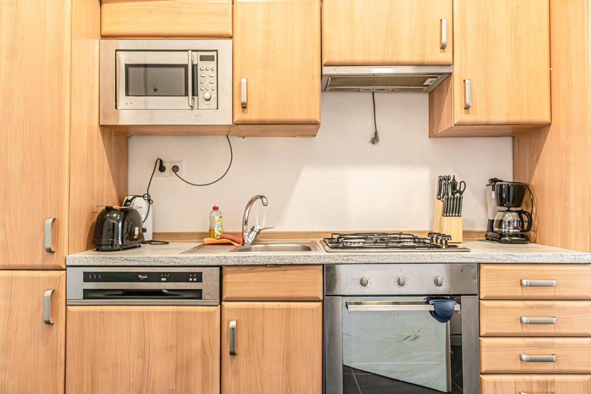 Neighboring 3 Apts.- Ideal For Families & Friends Apartment *