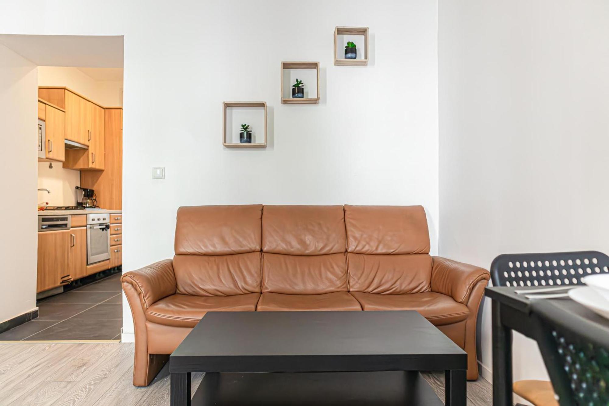 Apartment Neighboring 3 Apts.- Ideal For Families & Friends *