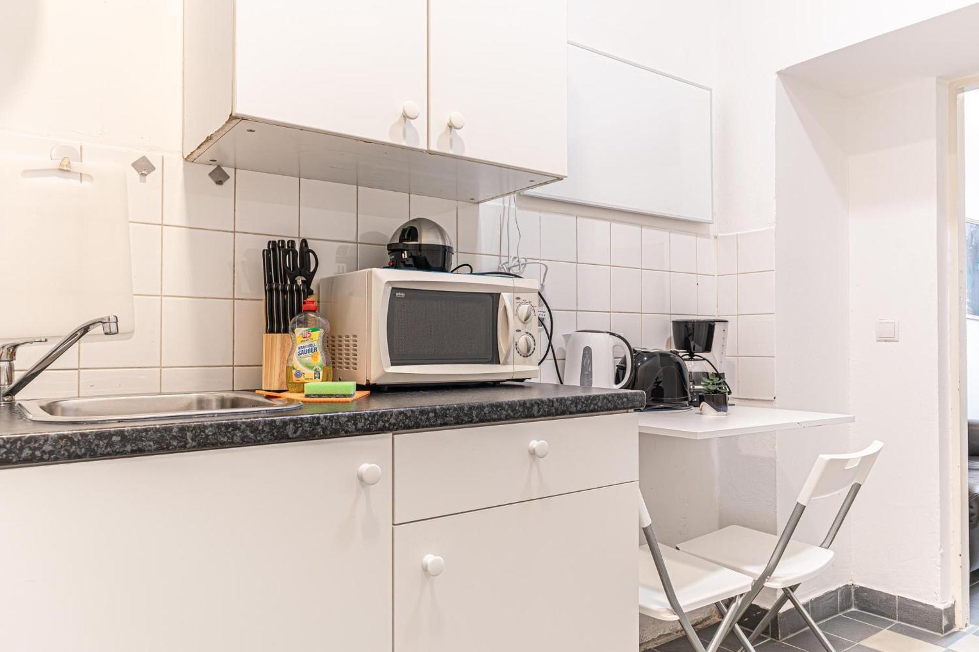 Apartment Neighboring 3 Apts.- Ideal For Families & Friends *