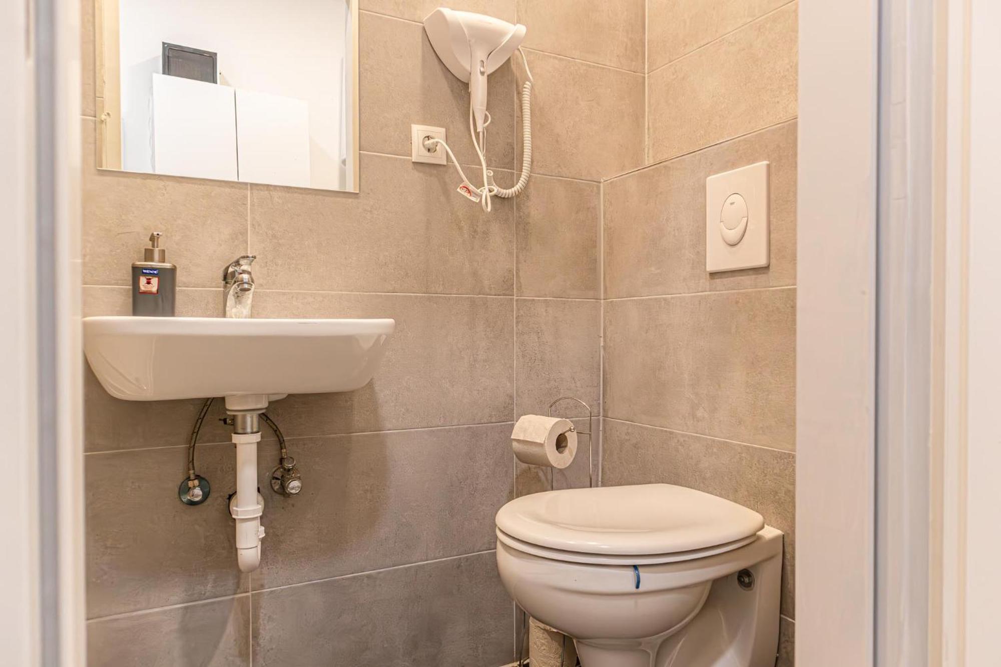 Neighboring 3 Apts.- Ideal For Families & Friends