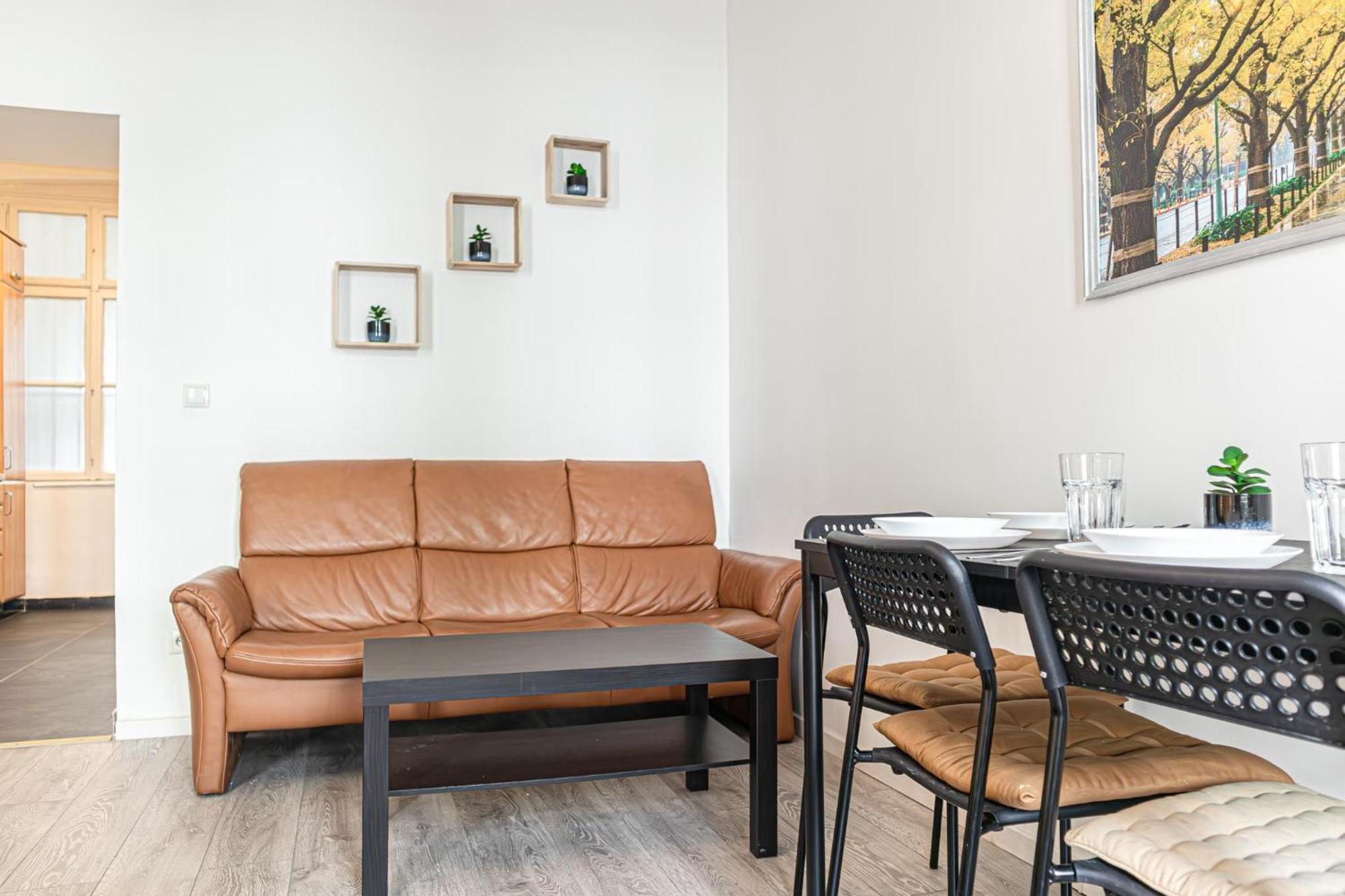 Apartment Neighboring 3 Apts.- Ideal For Families & Friends