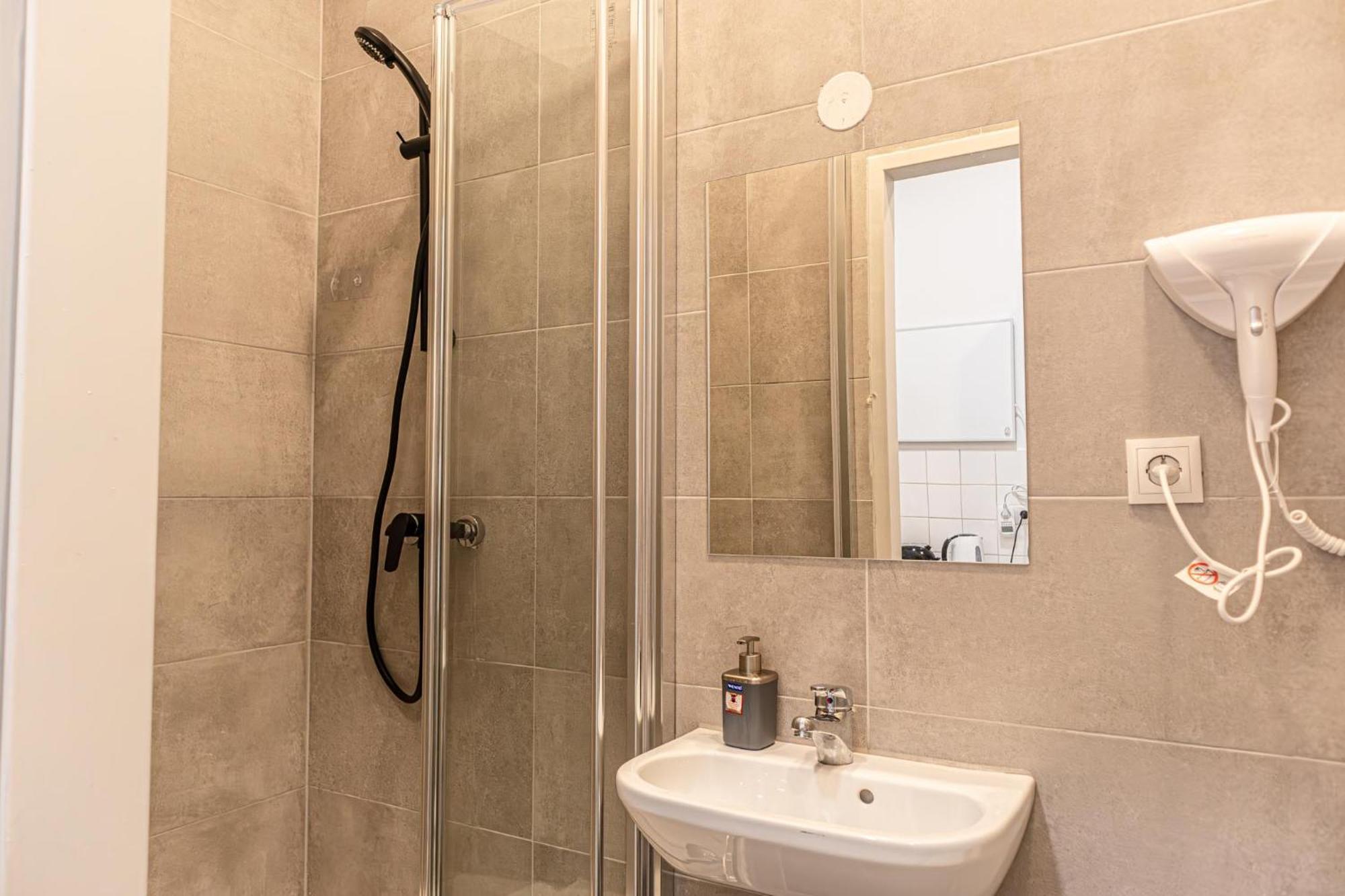 Neighboring 3 Apts.- Ideal For Families & Friends Apartment