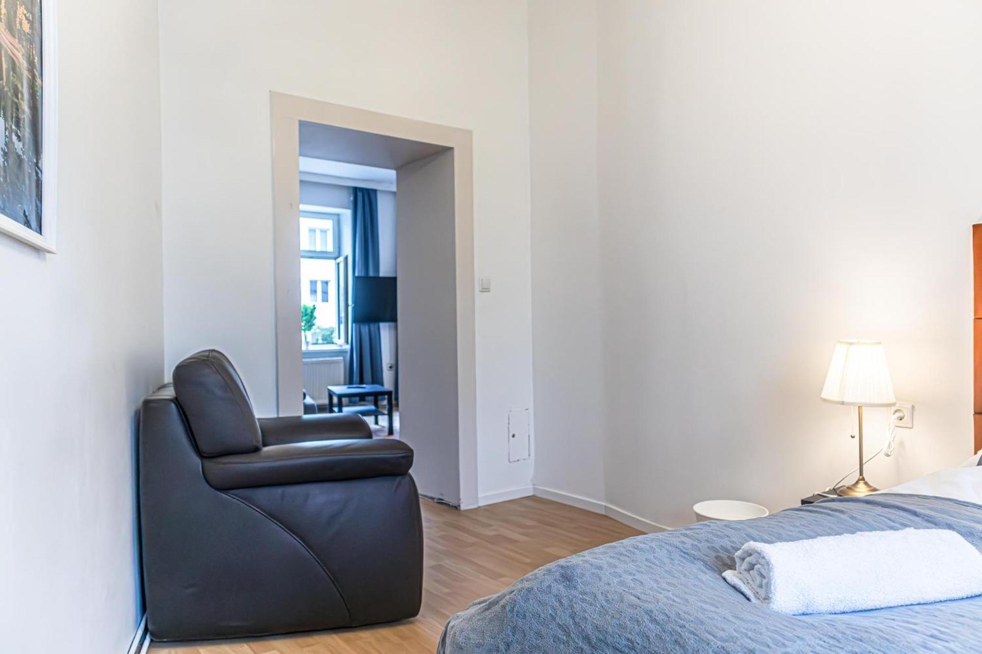 Pleasant 2br Apt- Near Train Station Hetzendorf Apartment Vienna