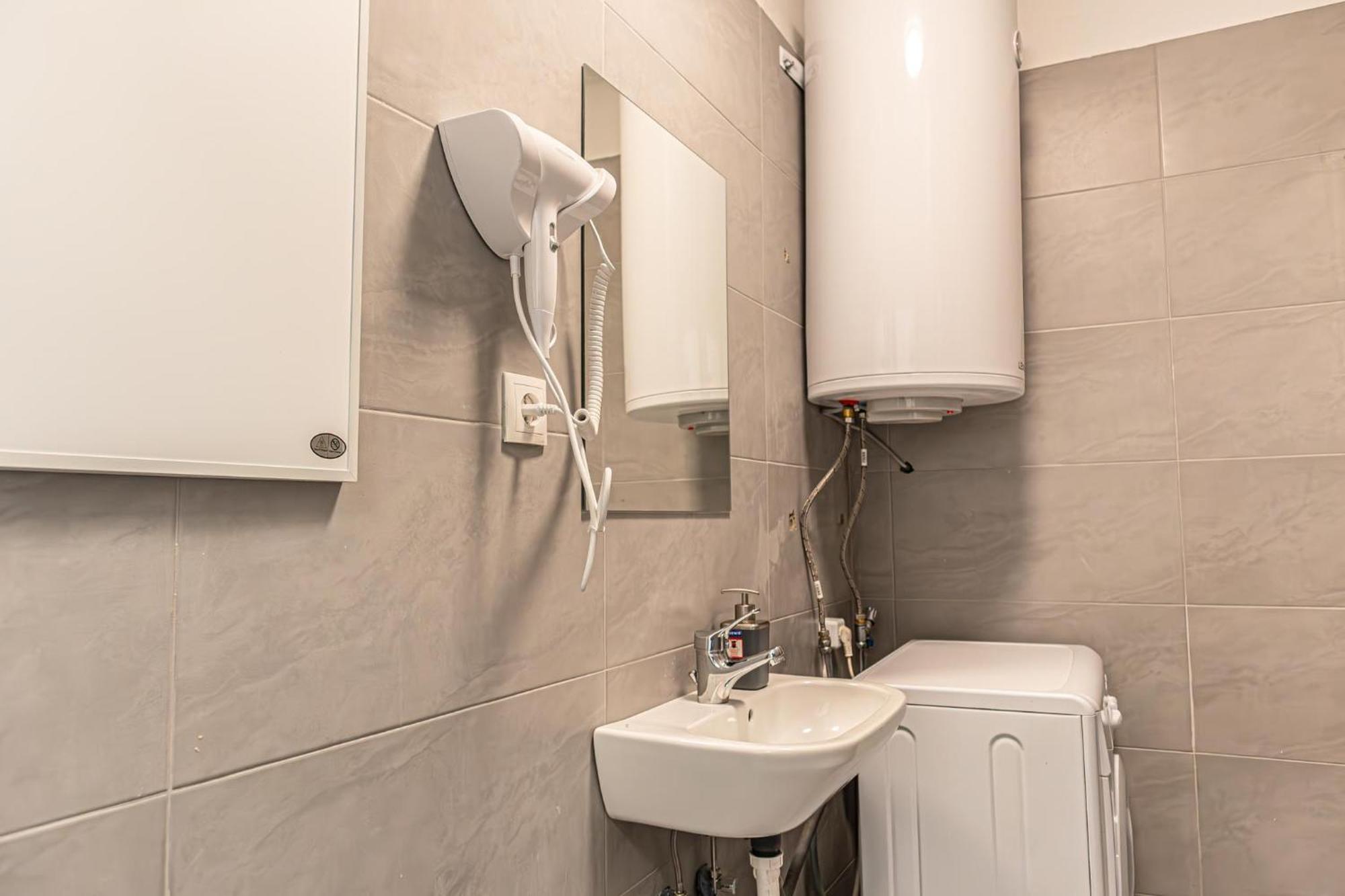 Apartment Convenient 2br Apt. Near U6 Station Am Schoepfwerk