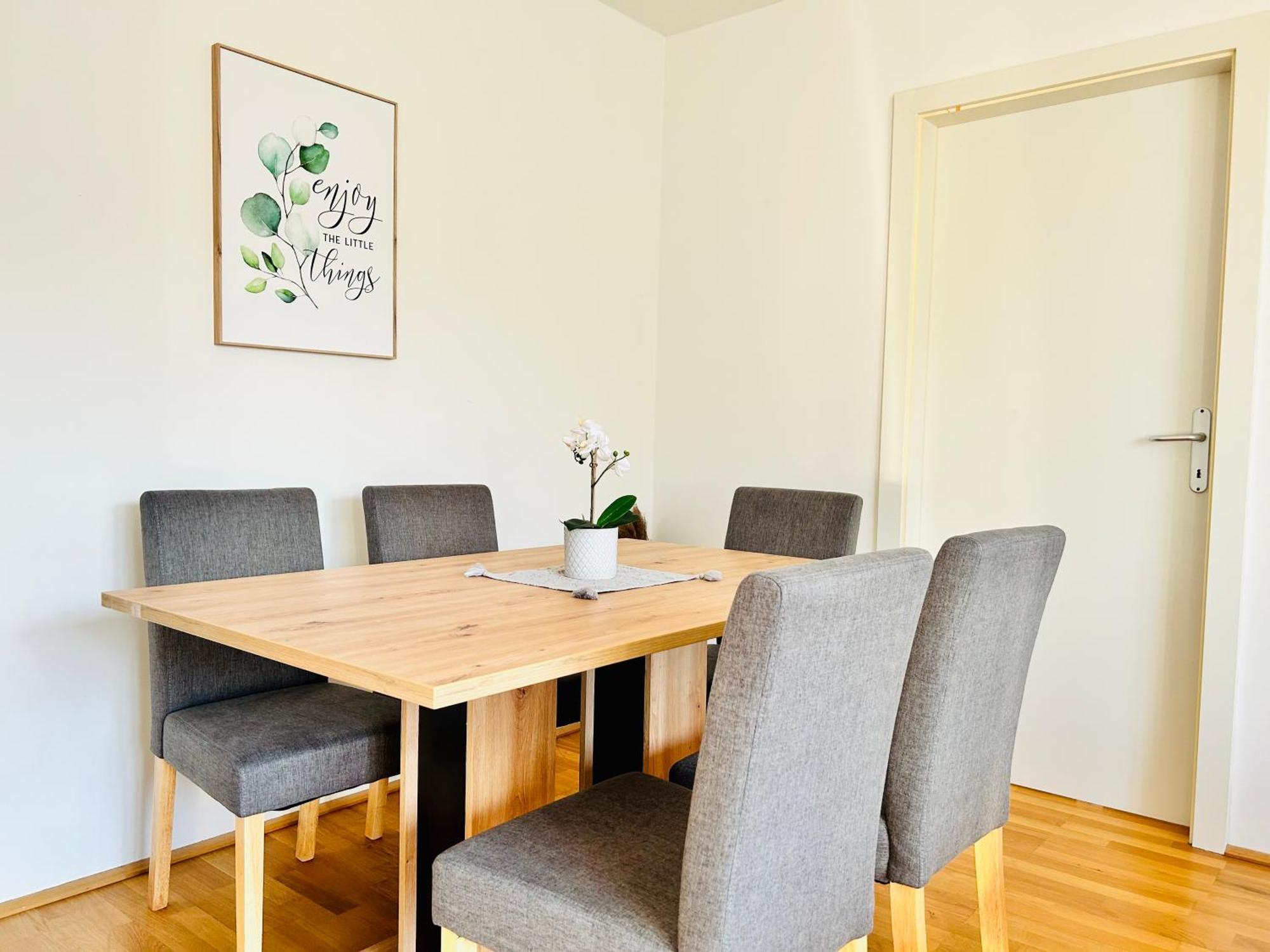 Apartment Spacious Rooftop With Free Parking
