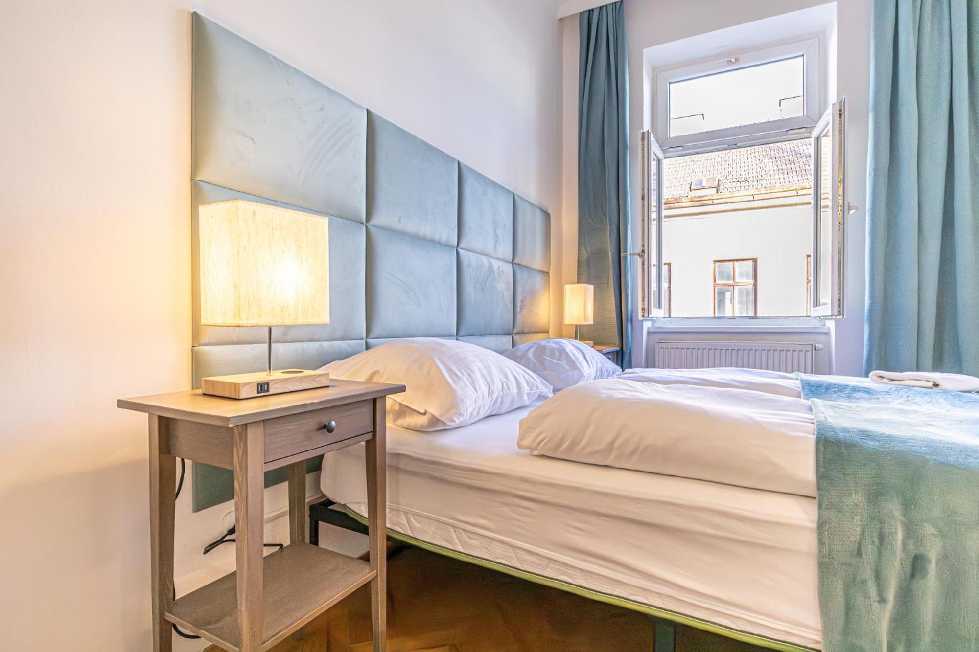 Apartment Chic: Spacious 2 Bedroom Hideaway With Local Flair Vienna