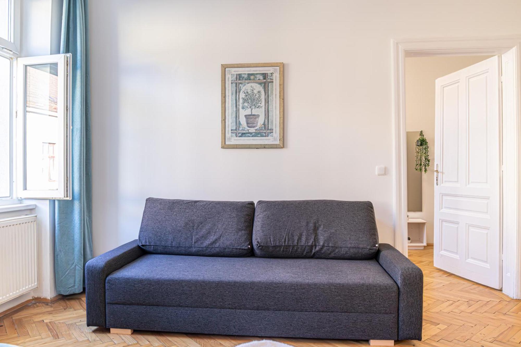 Apartment Chic: Spacious 2 Bedroom Hideaway With Local Flair *
