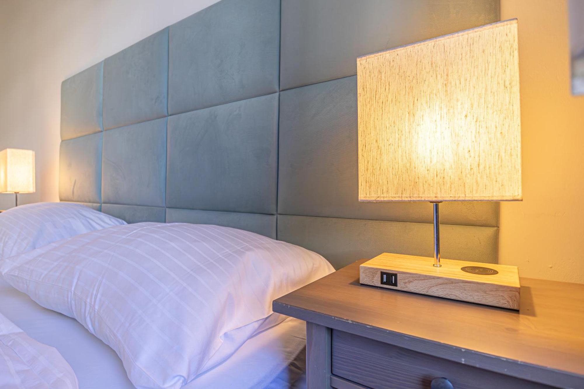 Chic: Spacious 2 Bedroom Hideaway With Local Flair Apartment *