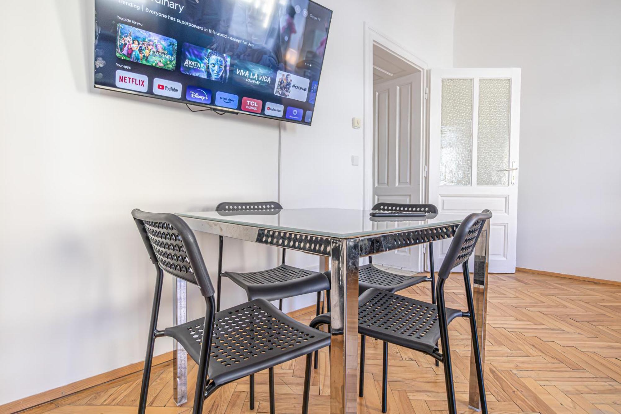 Chic: Spacious 2 Bedroom Hideaway With Local Flair Apartment
