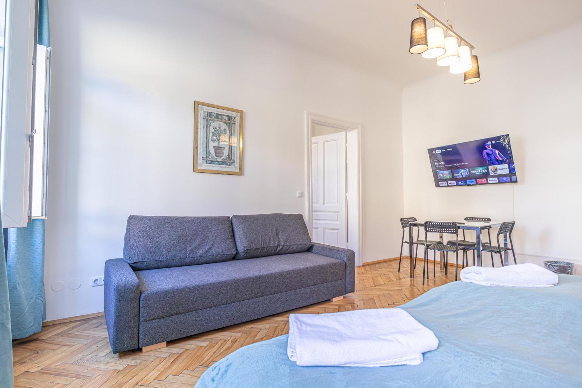 Chic: Spacious 2 Bedroom Hideaway With Local Flair Apartment *