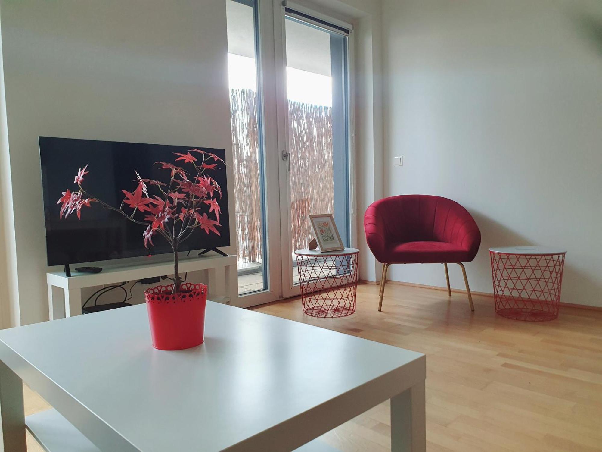 Near Lake One Bedroom Adorable Apartment *