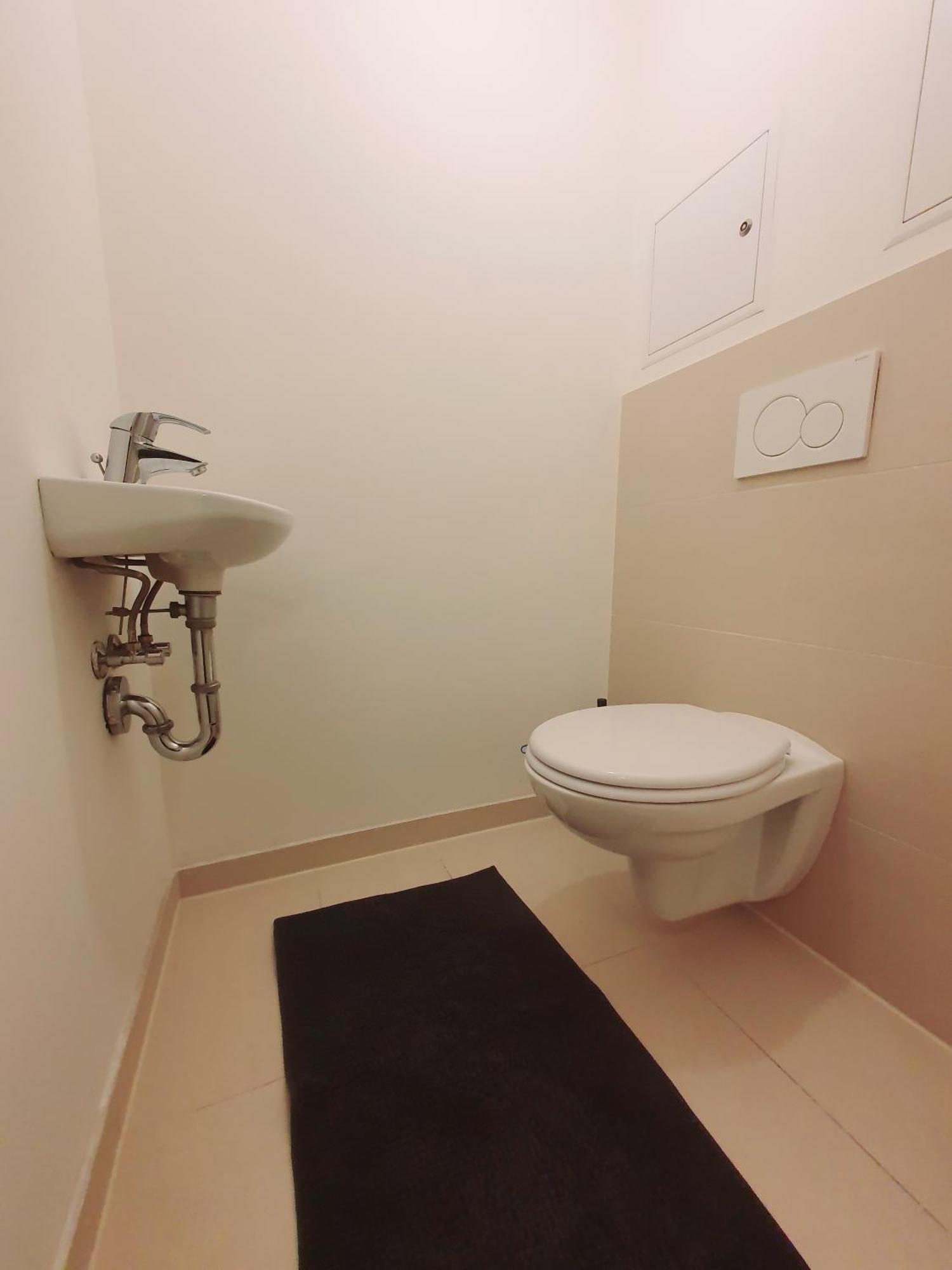 Near Lake One Bedroom Adorable Apartment