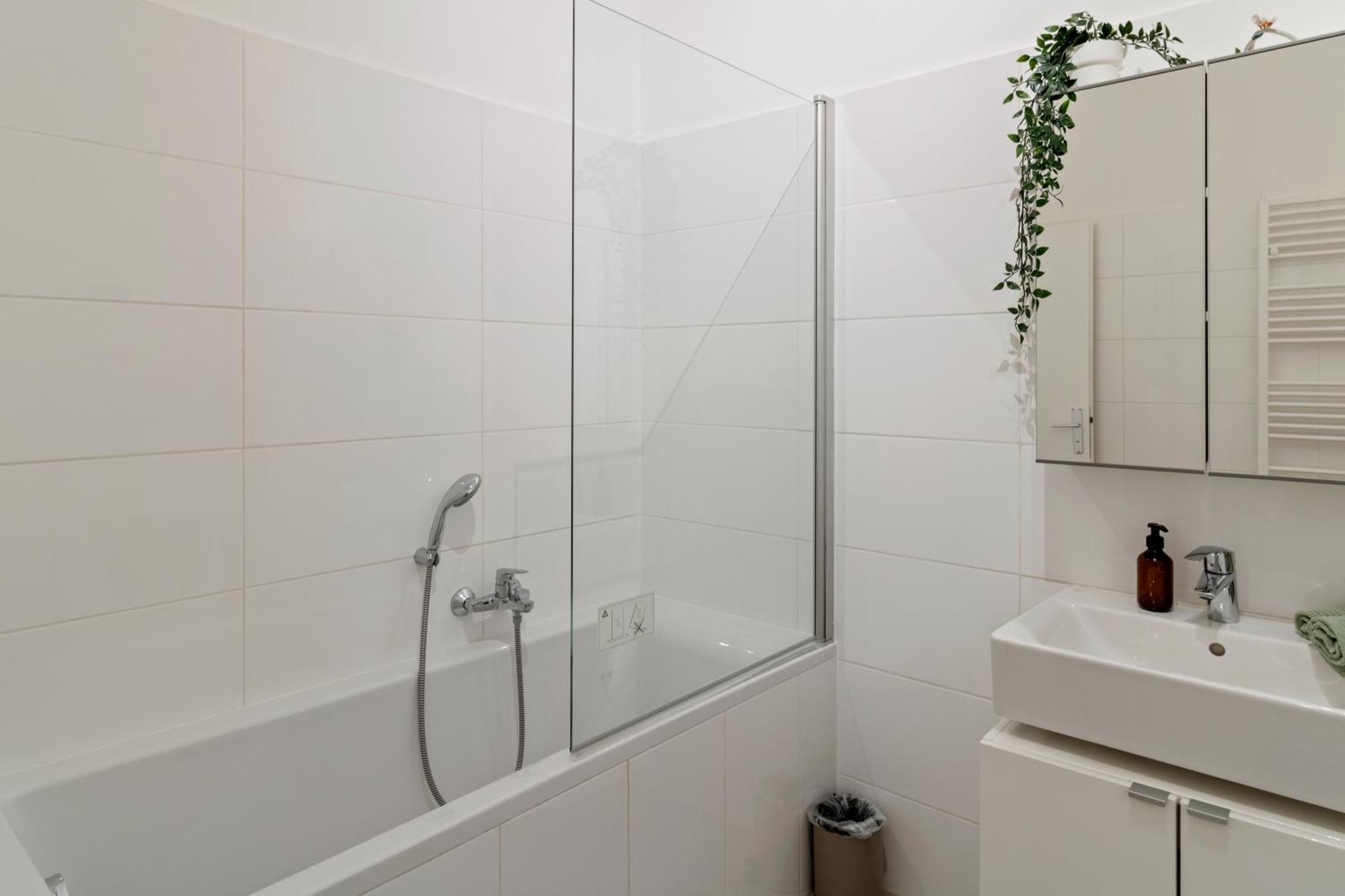 Three Bedrooms - 69 M² - 4 Min To U4 Metro Station * Vienna