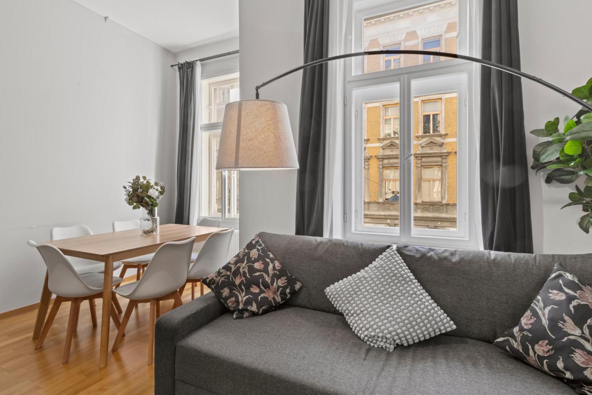 Three Bedrooms - 69 M² - 4 Min To U4 Metro Station * Vienna