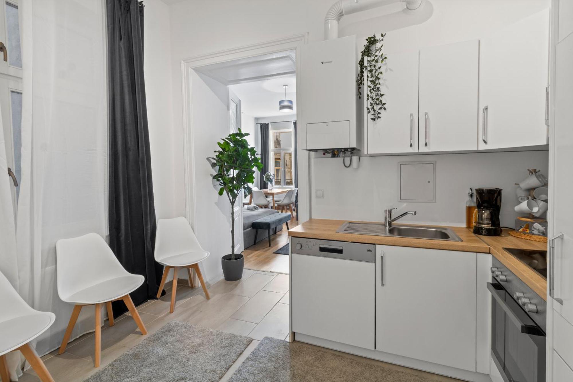 Three Bedrooms - 69 M² - 4 Min To U4 Metro Station Vienna
