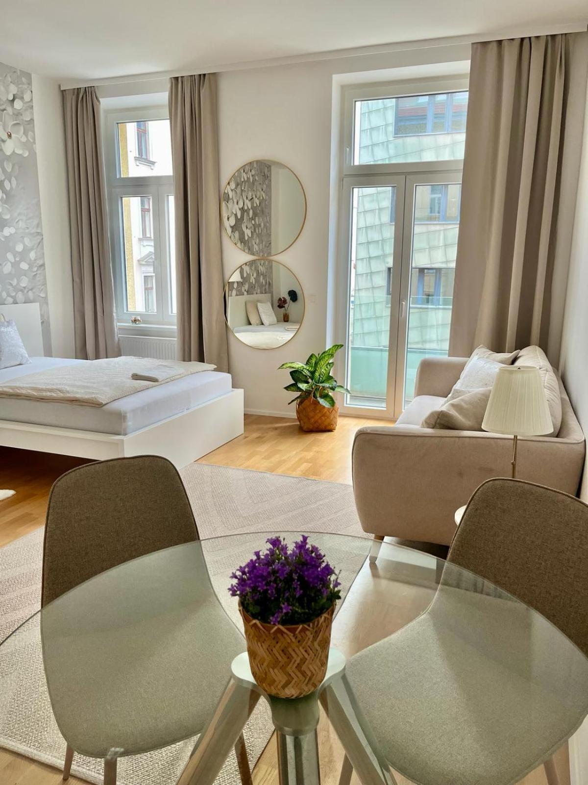 Zentrales Mit Balkon * Vienna