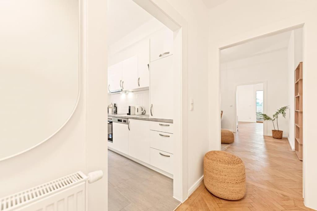 Cozy In Quiet Location, Fast Train Station 100m Away, Contactless Check-in *