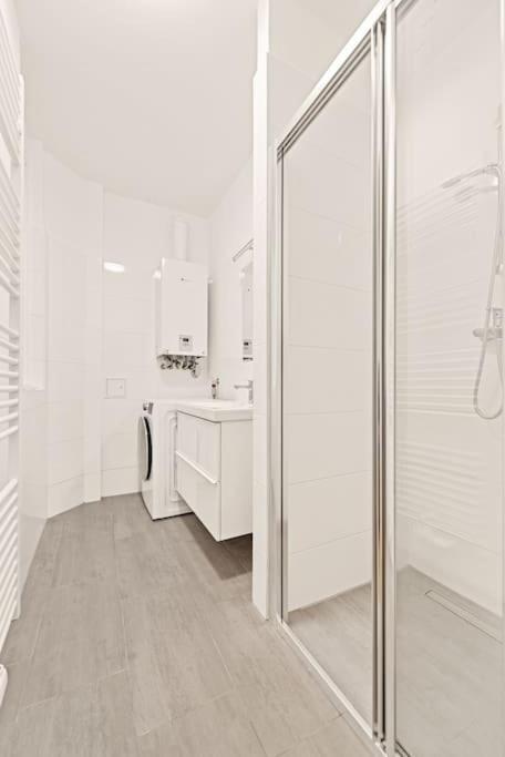 Cozy In Quiet Location, Fast Train Station 100m Away, Contactless Check-in Apartment *