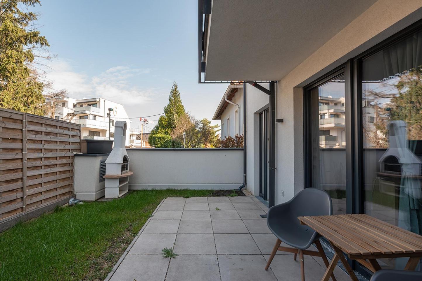 Schoenes Mit Garten Und Tiefgarage Apartment *