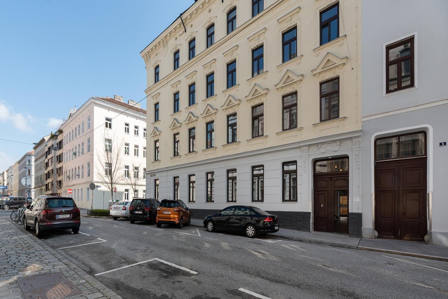 Modern Wohnen Im Renovierten Stil-altbau *