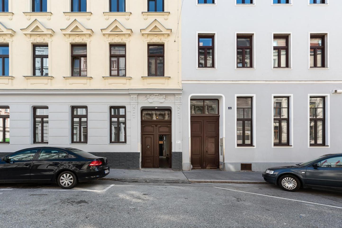 Modern Wohnen Im Renovierten Stil-altbau *