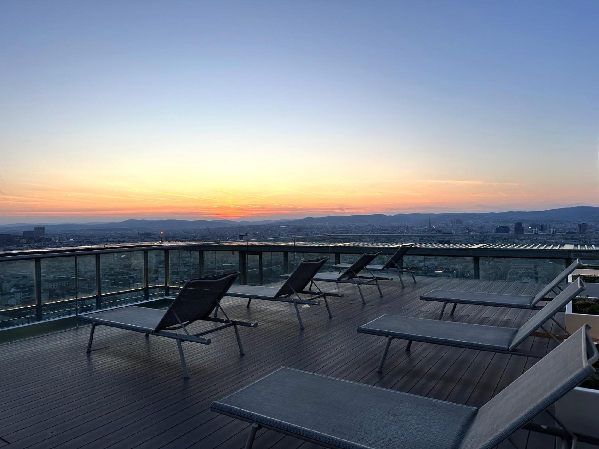 Panorama Sky I Rooftop Pool I Metro Station * Vienna