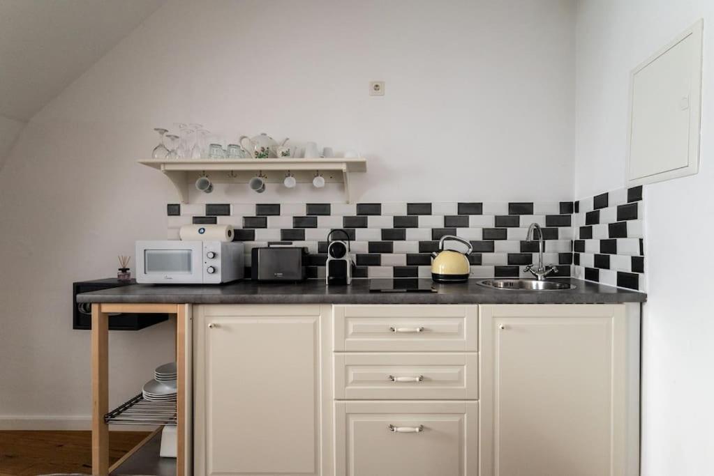 Apartment Neat 1br Duplex By Metro And Center By Hm *