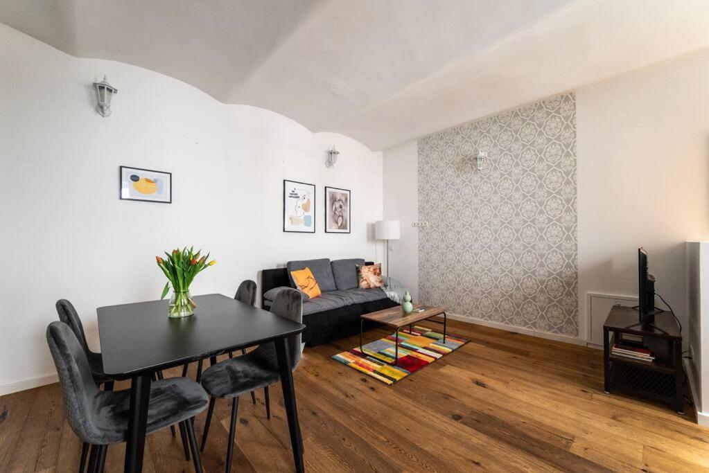 Neat 1br Duplex By Metro And Center By Hm