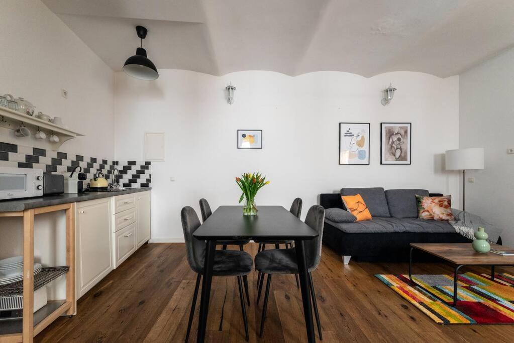 Neat 1br Duplex By Metro And Center By Hm * Vienna