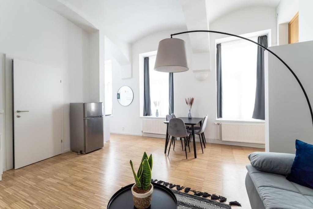 Family 2br Oasis Steps From By Hm Apartment *