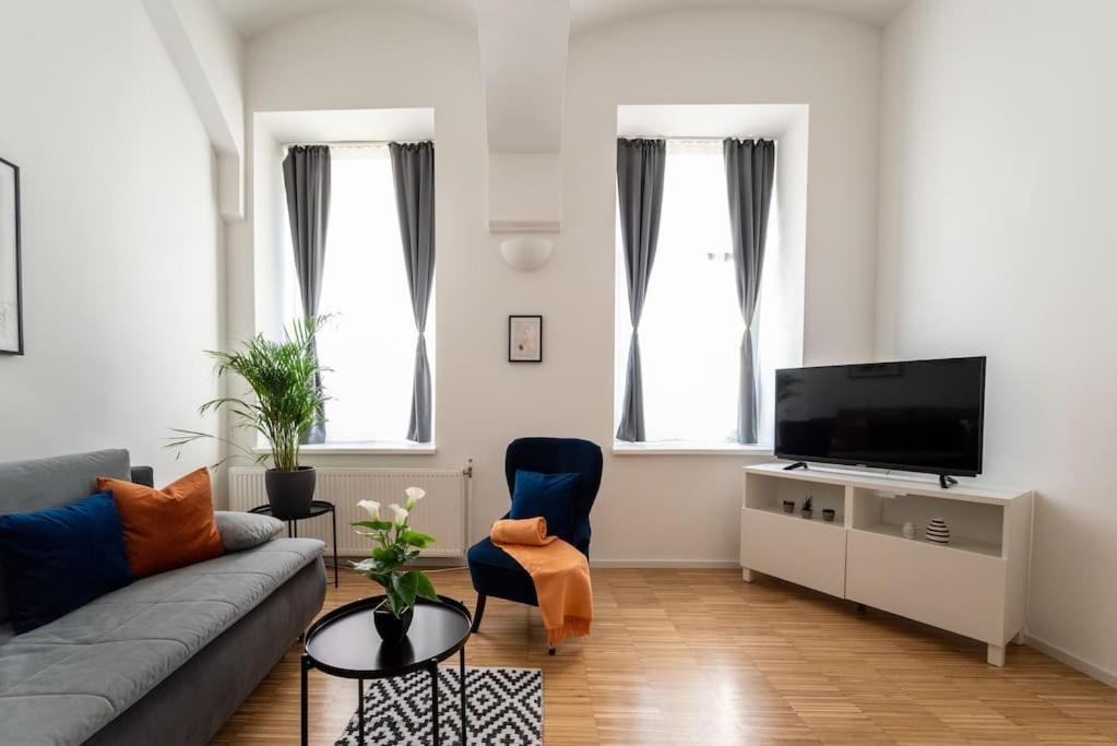 Pristine 1br Steps From By Hm Apartment