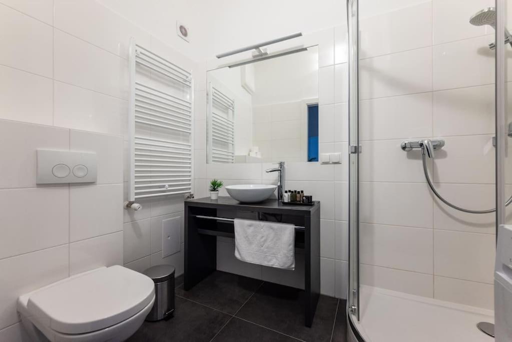 Pristine 1br Steps From By Hm Apartment *