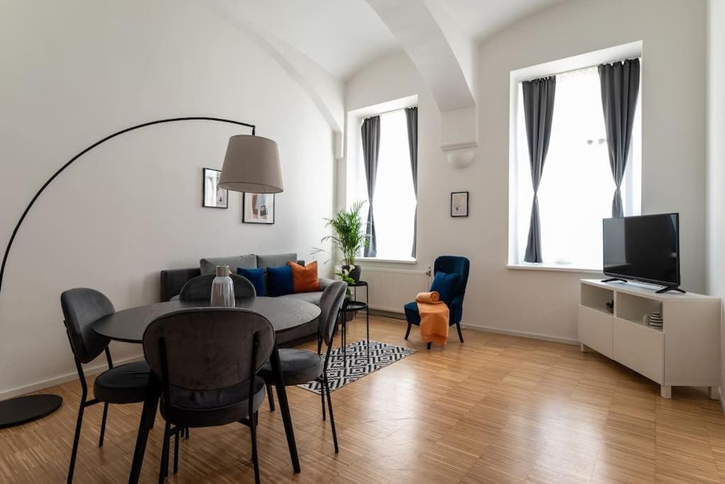 Pristine 1br Steps From By Hm *