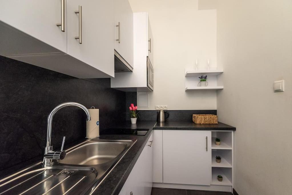 Pristine 1br Steps From By Hm * Vienna