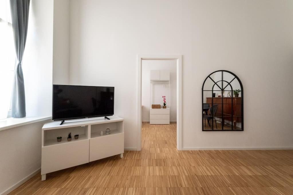 Pristine 1br Steps From By Hm Vienna