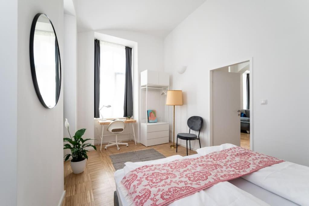 Spacious 2br Near Attractions By Hm *