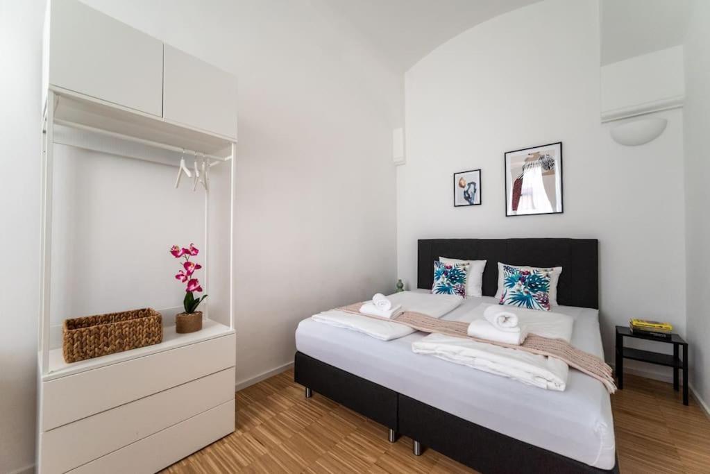 Pristine 1br Steps From By Hm