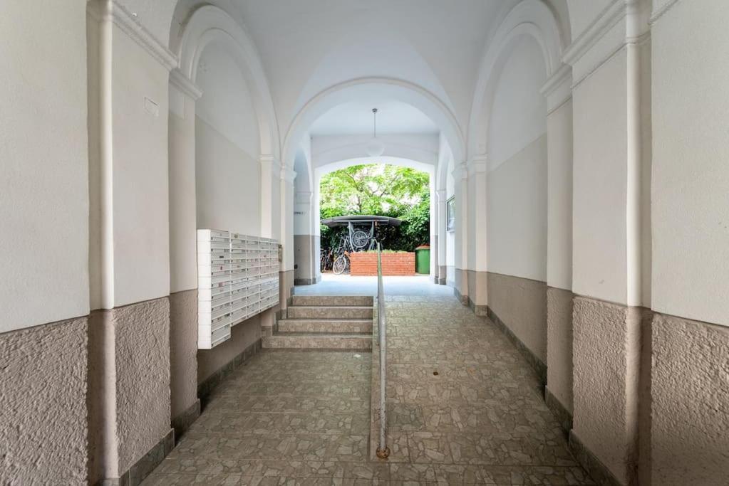 Pristine 1br Steps From By Hm Apartment *