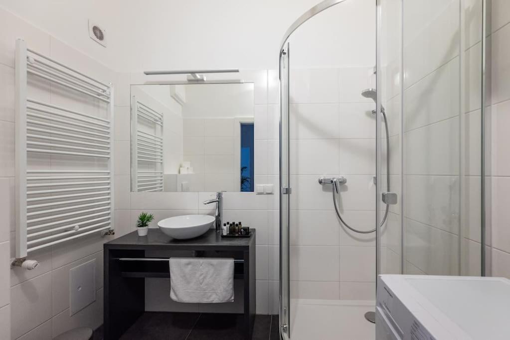 Apartment Pristine 1br Steps From By Hm Vienna