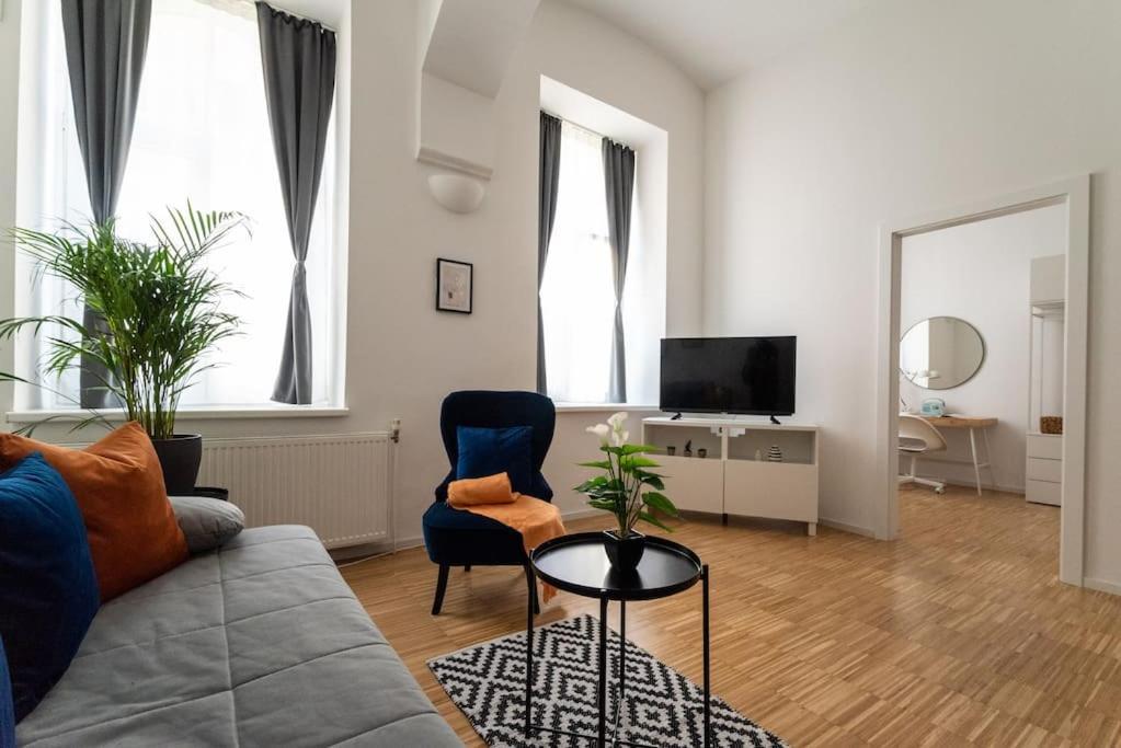 Pristine 1br Steps From By Hm Vienna