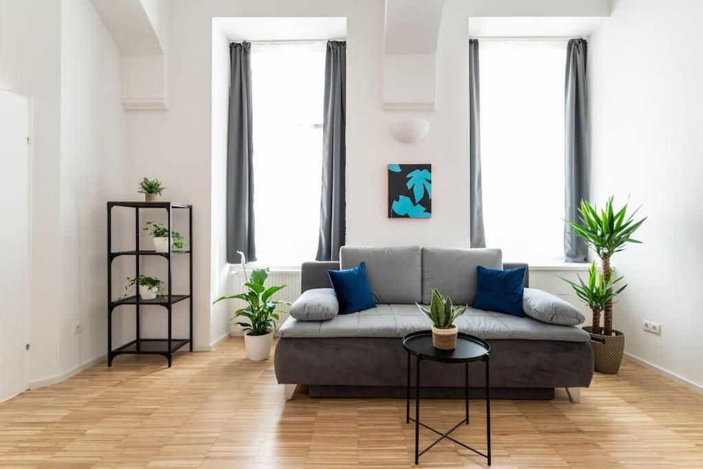 Apartment Spacious 2br Near Attractions By Hm *