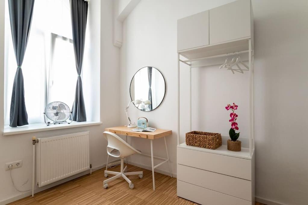 Pristine 1br Steps From By Hm *