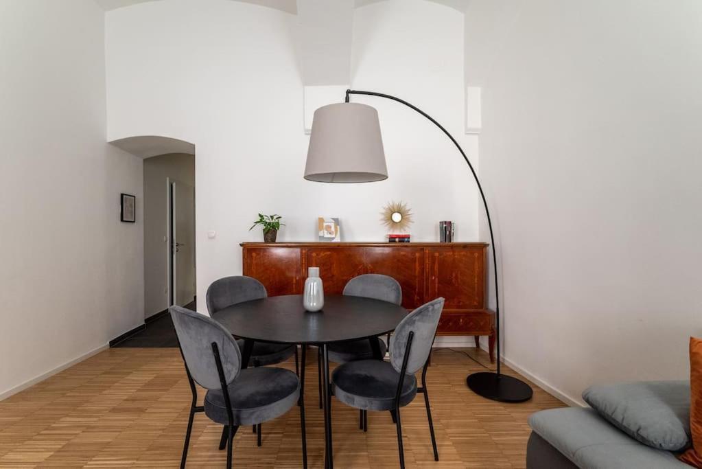 Pristine 1br Steps From By Hm * Vienna