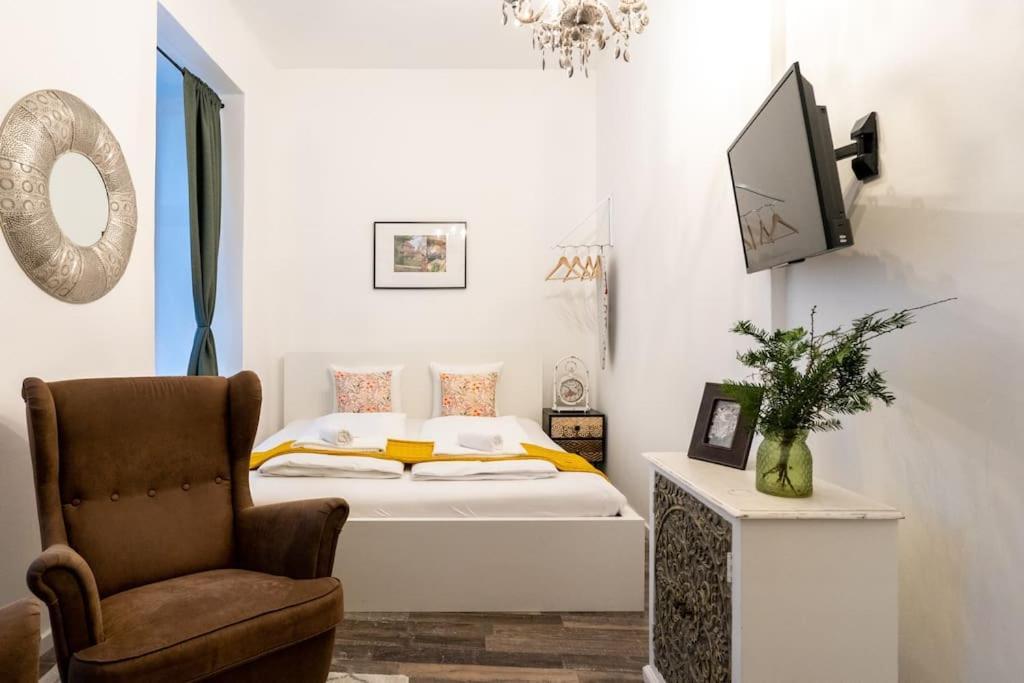 Practical 1br Flat By Center By Hm