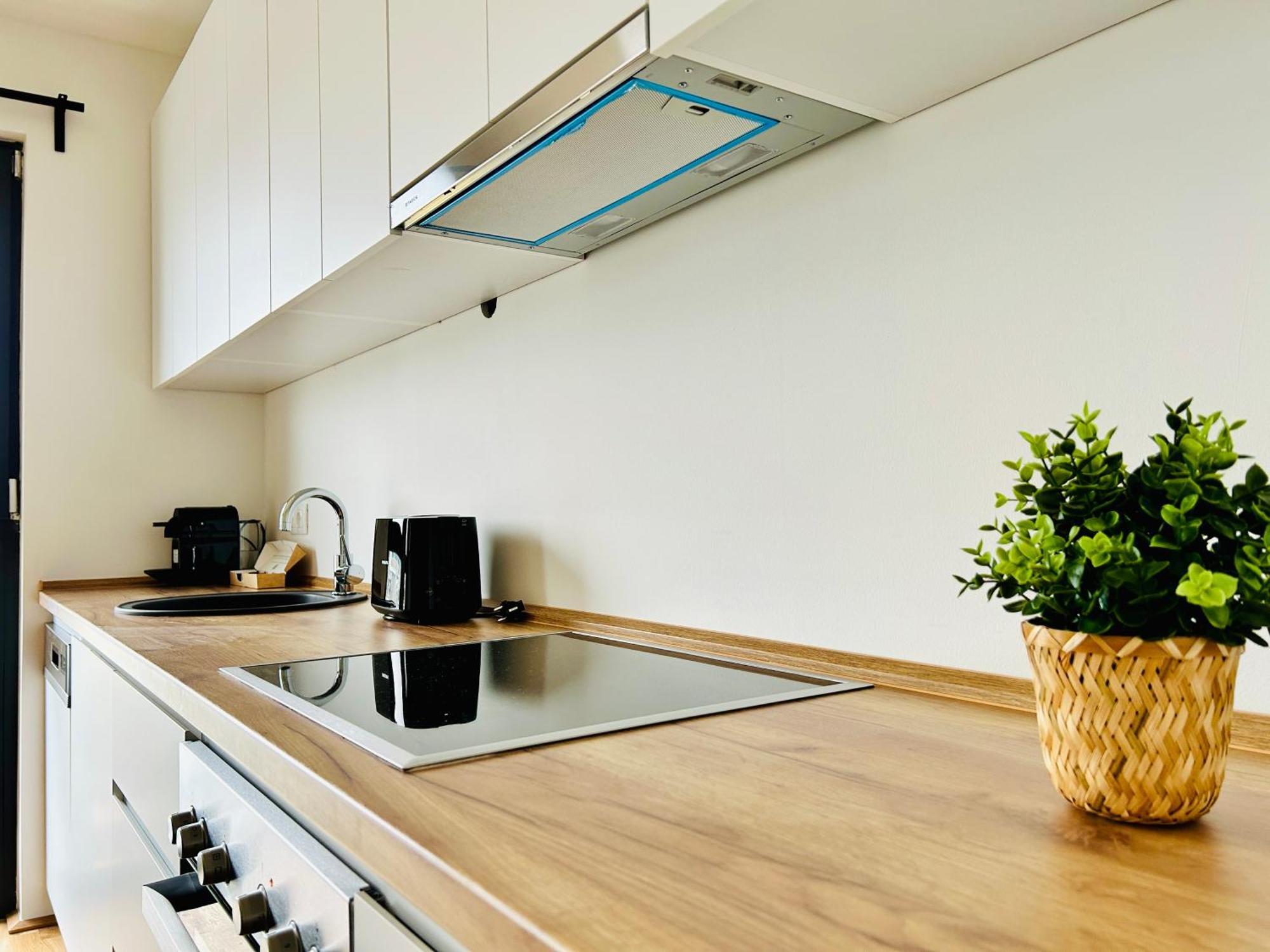 Modern With Balcony & Free Parking - Nearby Metro Vienna