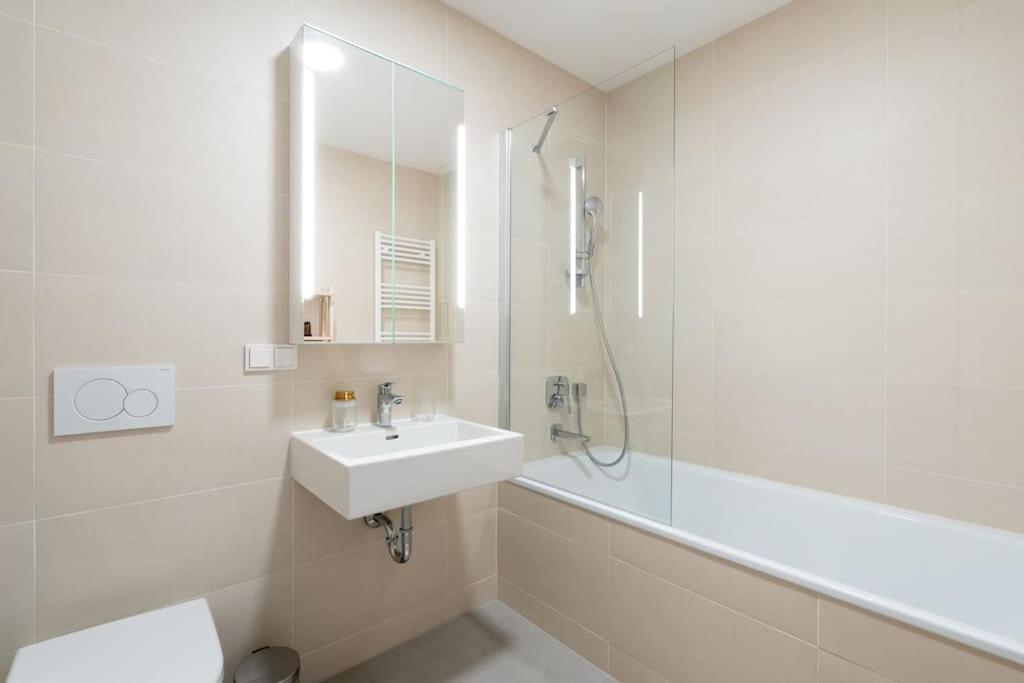 Hm • Modern 1br Vista At Danube *