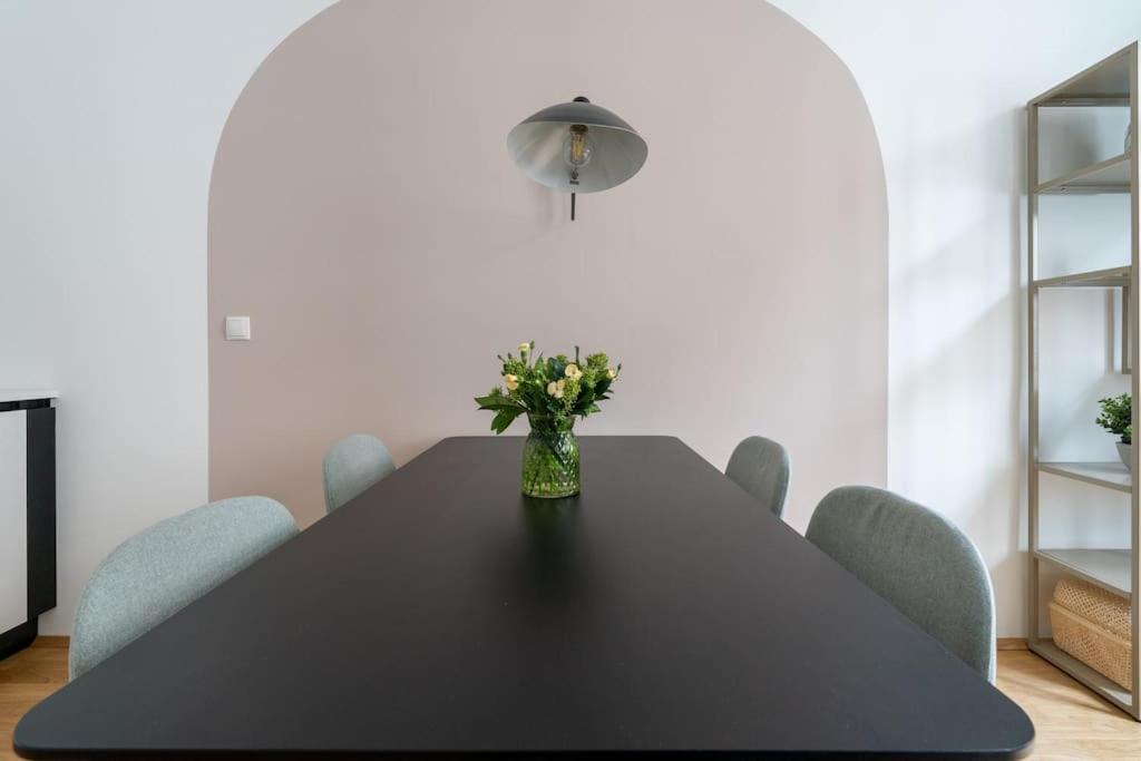 Elegant 1br Suite, Close By Hm Apartment *